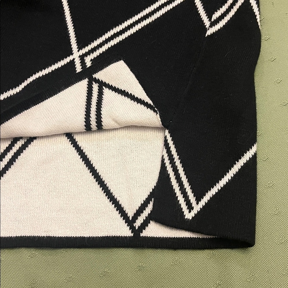 Chico's Black and White Grid Pattern Turtleneck Sweater size 1 - Picture 7 of 7